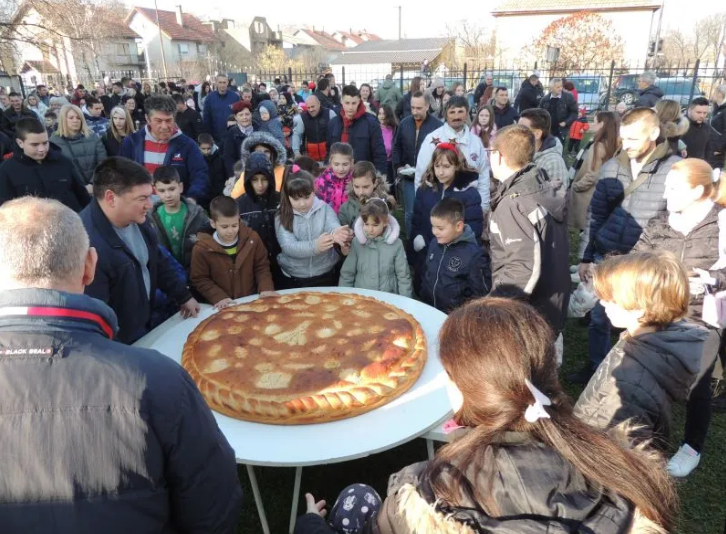 Lomljenje Božićne česnice